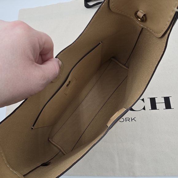 💥NWT💥 Coach Brooklyn 28 Hobo, Tan - Picture 9 of 15